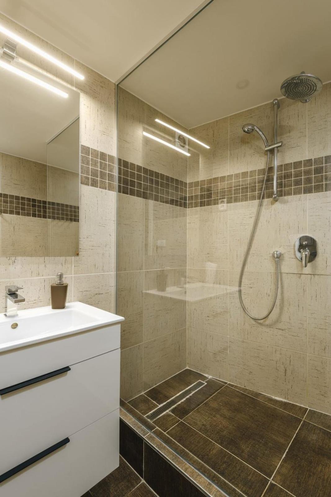 Cozy & Comfortable Apt Walking Anywhere You Want Sen Praha Bagian luar foto