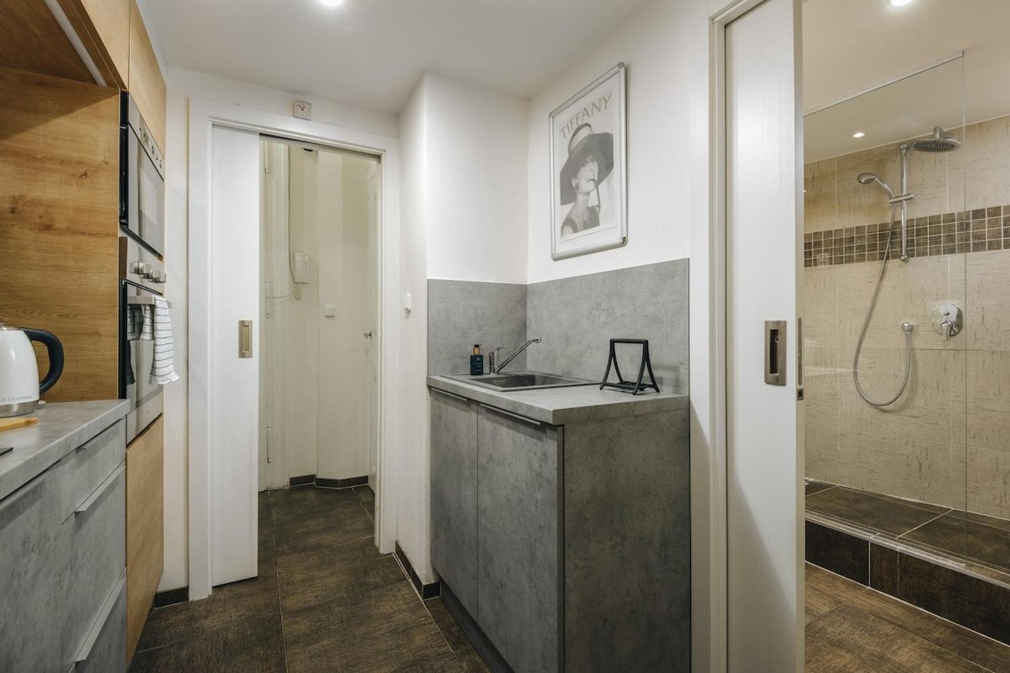Cozy & Comfortable Apt Walking Anywhere You Want Sen Praha Bagian luar foto
